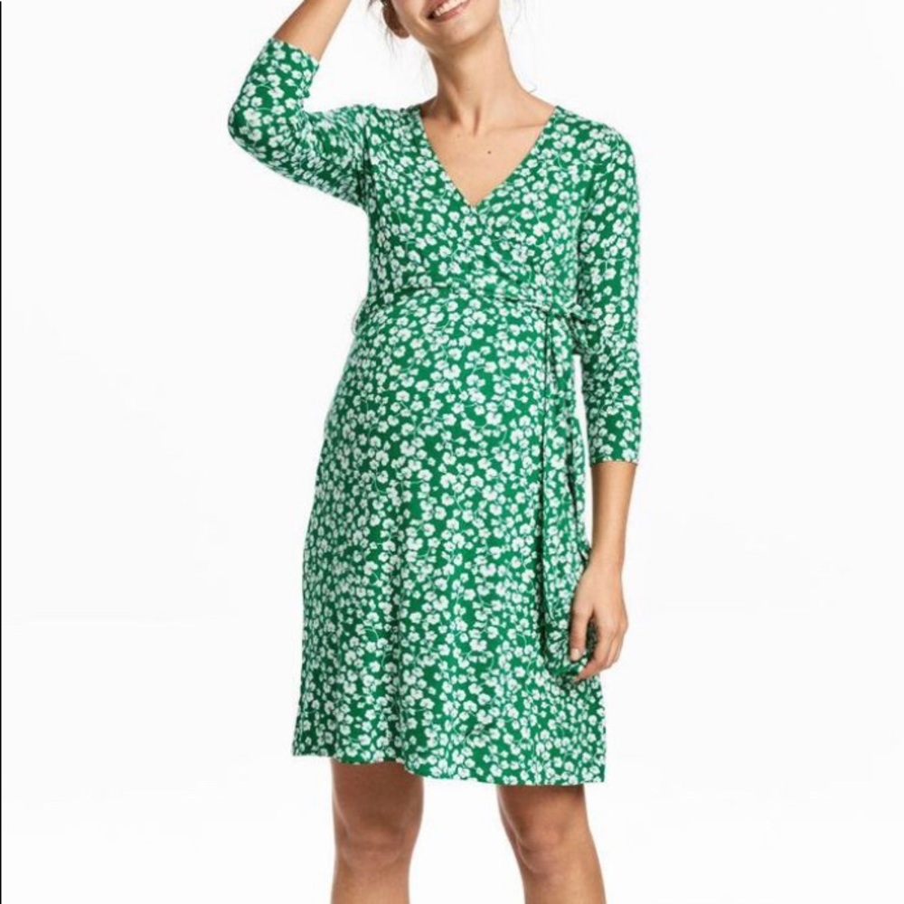 Barely worn, flattering maternity/nursing dress.